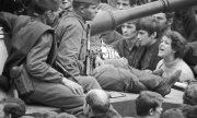 Protesters confront a Russian tank in Prague on 21 August 1968. (© picture-alliance/CTK)