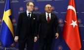 Les ministres des Affaires étrangères suédois et turc, Tobias Billstrom (à gauche) et Mevlüt Çavuşoğlu, lors d'une rencontre en décembre 2022. (© picture alliance / ASSOCIATED PRESS / Ali Unal)