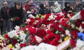 Trauernde am 24. März vor der Crocus City Hall. (© picture alliance / ASSOCIATED PRESS/Vitaly Smolnikov)