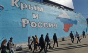 "La Russie et la Crimée ensemble pour toujours". Photographie d'un mur prise en mars 2014 à Moscou. (© picture-alliance/dpa)